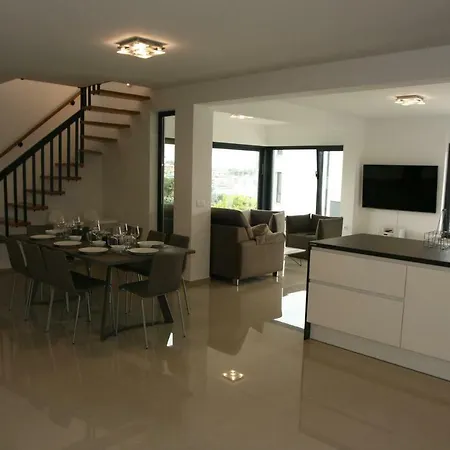 Penthouse No6 *